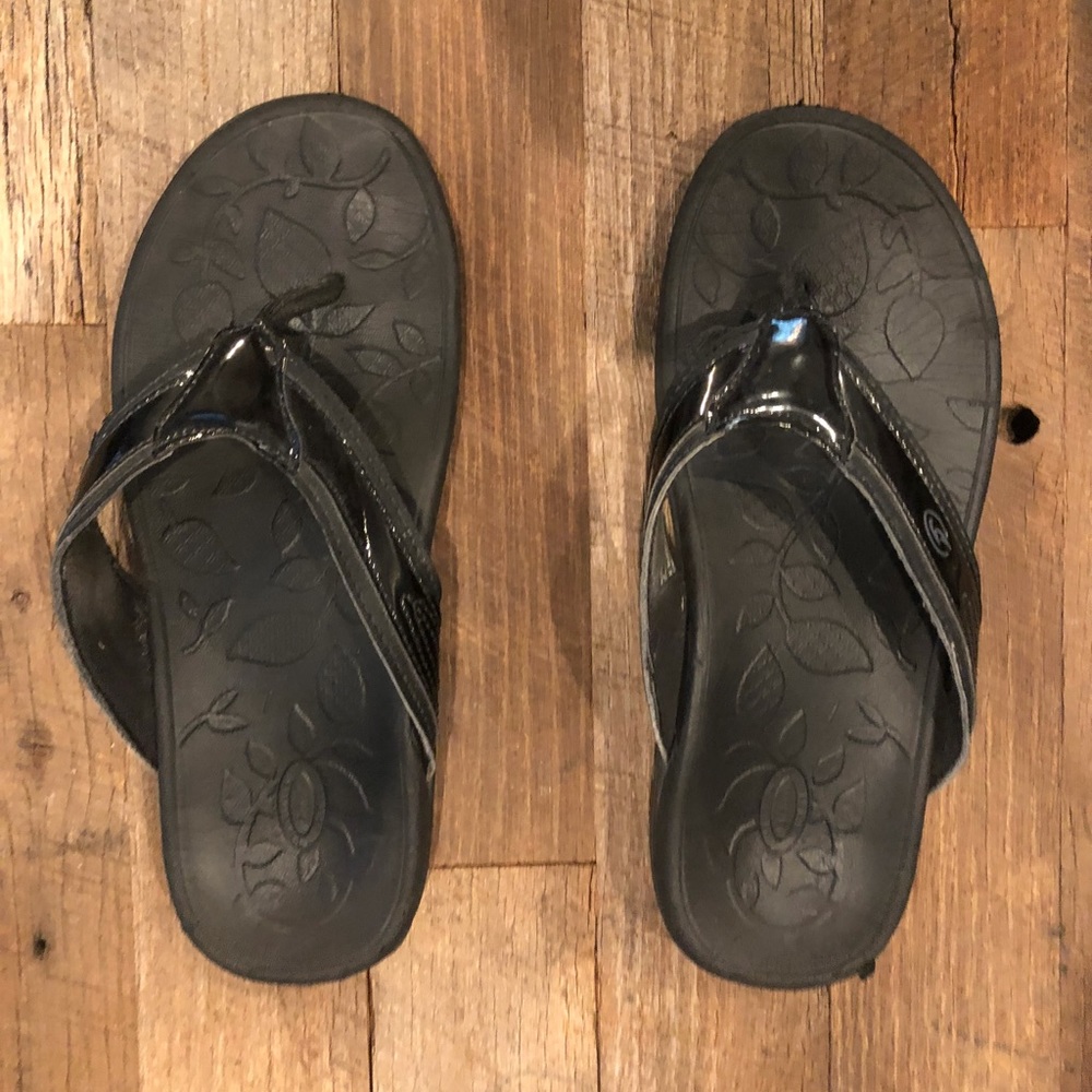 Black flip flop with a arch